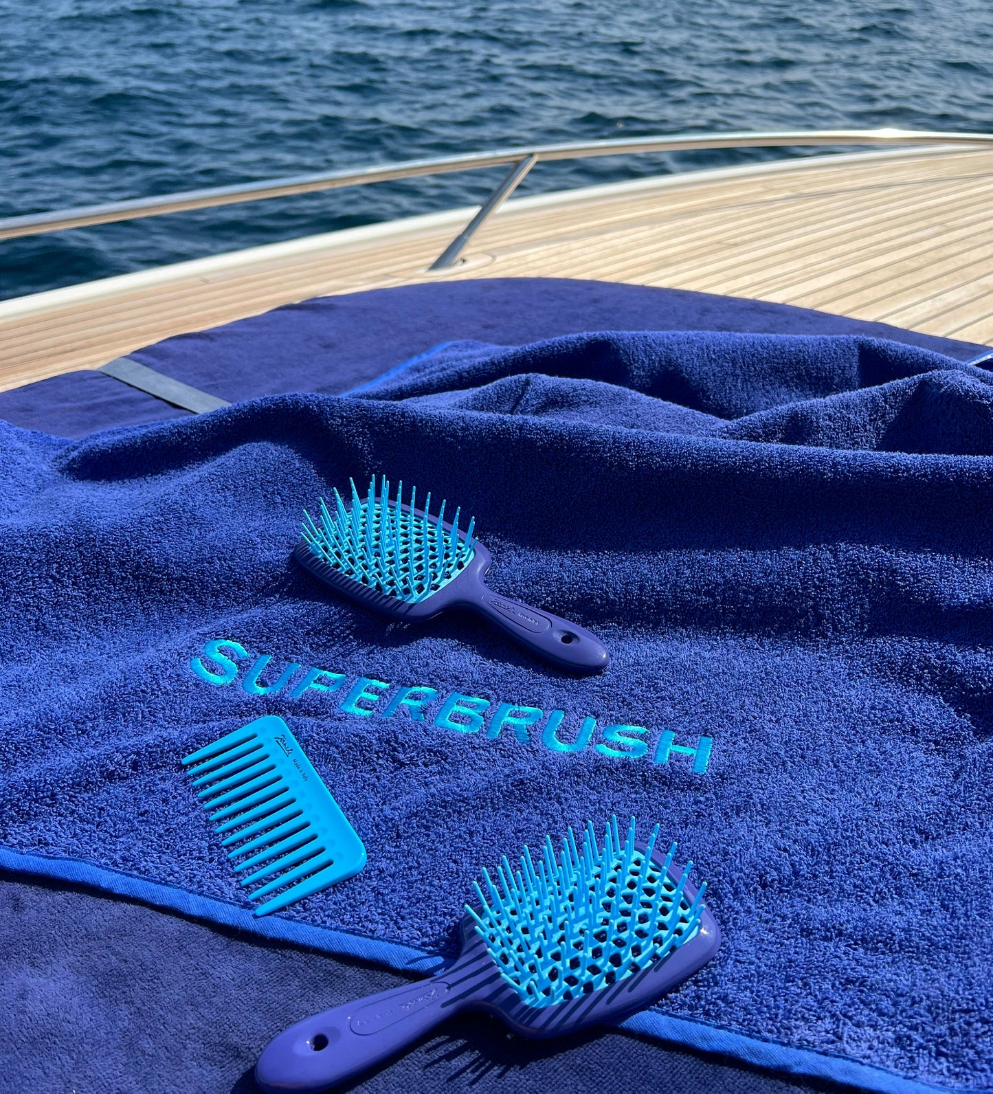 SMALL BRUSH WITH BRISTLES AND NYLON REINFORCEMENT, GOLD COLOR, 17,3X5CM - SMALL BRUSH WITH